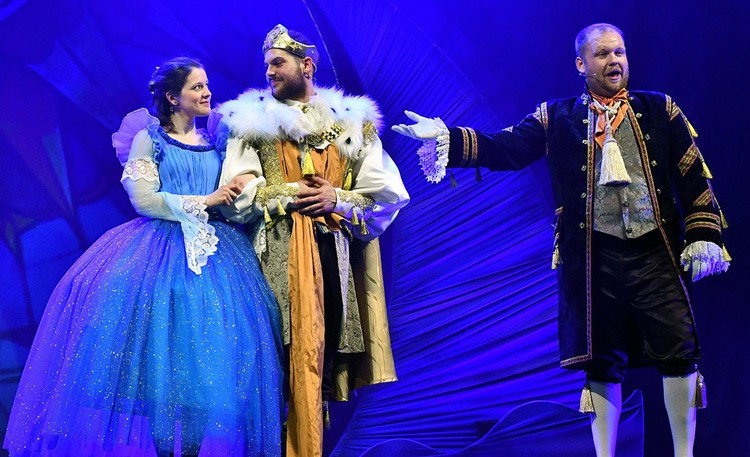 Kecskeméti Katona József Nemzeti Színház: Gimesi Dóra Hamupipőkéje új fényben Kecskeméti Katona József Nemzeti Színház: Gimesi Dóra Hamupipőkéje új fényben