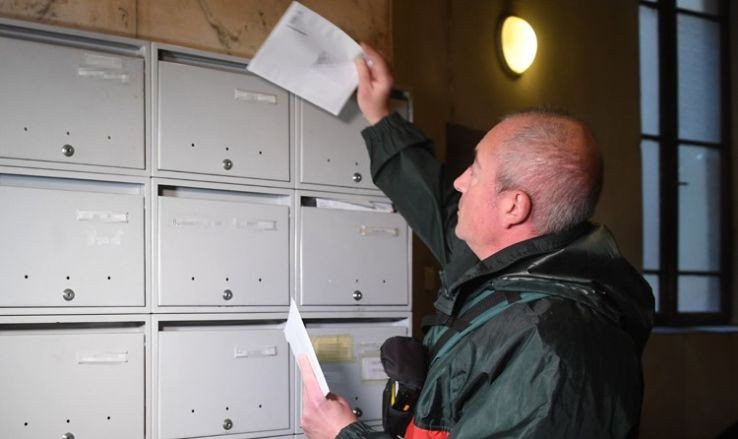 Nőtt a postai dolgozók elleni erőszakos cselekmények száma, ezért a Posta erősíti a kézbesítők védelmét
