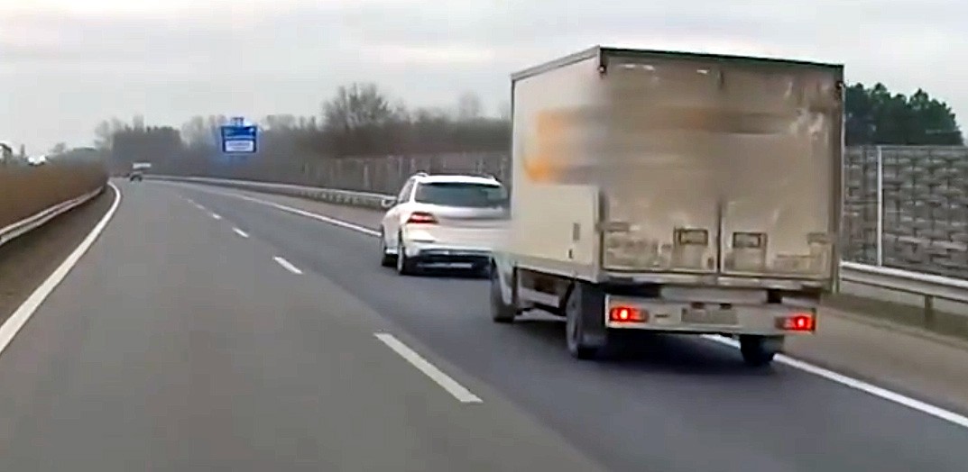 Büntetőfékezéssel torolta meg az M5-ösön a szerinte lassú haladást (VIDEÓ)