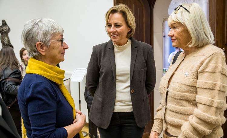 Inspiráló életút és művészi élmények – Beszélgetés Szemők Zsuzsanna szobrászművésszel a Városháza Galériában Inspiráló életút és művészi élmények – Beszélgetés Szemők Zsuzsanna szobrászművésszel a Városháza Galériában