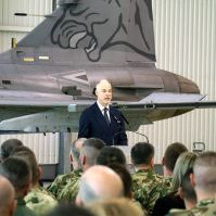 Szalay-Bobrovniczky Kristóf elismeréseket adott át a kecskeméti repülőbázison