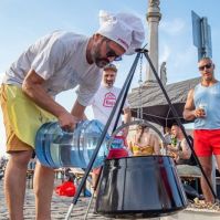Harminc éve közös bogrács mellett ünnepelnek Baján