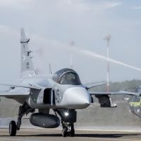 Megérkezett a kecskeméti repülőbázisra a két új Gripen harcászati repülőgép