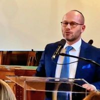 Prof. dr. Róna Tamás 5,5 millió forint értékű új zsidó hittankönyv-sorozatot adott át Soltész Miklós államtitkár jelenlétében