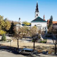 Elkezdődött a jégpálya építése Kecskemét főterén