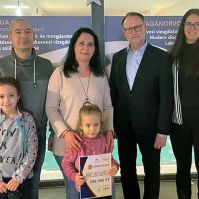 250.000 forint értékű gyermekfejlesztési pályázat nyertesét köszöntötték az AQUA Kids-ben