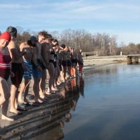 Jeges vízben úsztak a kecskeméti Domb Beach Strandon