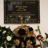 Kecskemét lett Európában az első, ahol Bruce Lee-emléktáblát avattak
