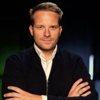 Működik a „demokrácia” a Parlamentben: kitiltotta a riportert Forsthoffer Ágnes