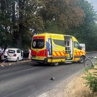 Kerékpárost gázolt egy autó az 5202-es úton, mentőhelikopter is érkezett