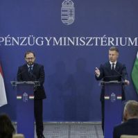 Adócsökkentést, béremelést és több támogatást ígér Magyar Péter