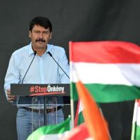 Az államfő elmozdítása ellen tüntettek a Fidesz és a KDNP szervezésében a Sándor-palotánál