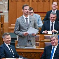 Folytatódott a parlamenti bohózat: Magyar Péter Gulyás Gergely elé ült le szerdán (VIDEÓ)