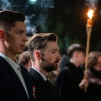 Fáklyás-zenés megemlékezéssel emlékeztek a márciusi ifjakra az Ókollégium épülete előtti téren