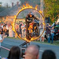 Látványos motoros show és felvonulás volt Helvécián