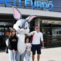 Húsvéti nyúl fogadta a vendégeket a Kecskeméti Fürdő előtt