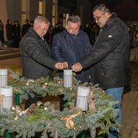 Fellobbant az első gyertya lángja Helvécia adventi koszorúján