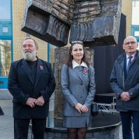 Szobrot avattak a kecskeméti könyvtár előtt