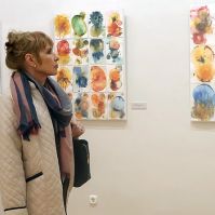 „Az anyag bűvölete soha nem vitt el" - Kelecsényi Csilla kiállítása a Cifrapalotában