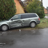 Balesetet okozott, majd továbbhajtott a vezetéstől eltiltott sofőr