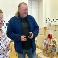 Ajándékkosárral köszönte meg Anikónak a becsületességet a félmilliót elvesztő, majd visszakapó Tibor