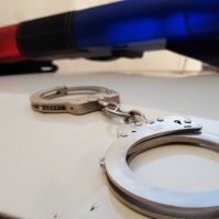 Felajánlotta magát az idős férfinek, majd az elutasítás után kifosztotta