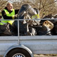 Kiskertváros ismét összefog és begyűjtik az illegális szeméthegyeket az út mellől