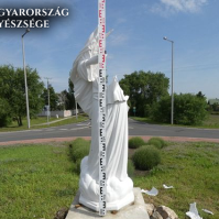 Kővel és baltával kétszer is összetörte a köztéri Szűzanya szobrot