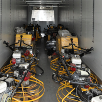 Targoncával pakolták fel egy kamionra a lopott munkagépeket a telephelyen a tolvajok