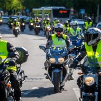 Látványos felvonulással zárult a Füredi Autósiskola motoros vezetéstechnikai nyílt napja