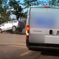 Döbbenetes videó a balesetről, melynek okozója a társaival elszaladt, de elfogták