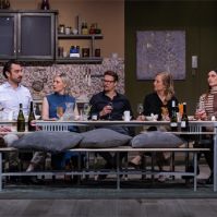 Elérkezett az évad utolsó kecskeméti premierje: a Teljesen idegenek debütált a Kelemen László Kamaraszínházban