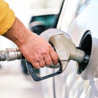 A benzin ára 1 forinttal a volt védett ár alá csökkent