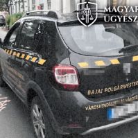 Salátás ládával támadt a közterület-felügyelőkre az úttestet eltorlaszoló boltos