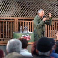 „Magyarország büszke Kecskemétre” – Lázár János a piacon tartott Lázárinfót