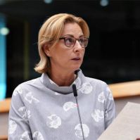 Szemereyné Dr. Pataki Klaudia bejegyzése „lenyomta” a Magyar Péter főszereplésével megtartott Mercedes üzemavatót