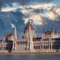 Vizsgálóbizottságokat állíthat fel, és elkezdi az alaptörvény-módosítás vitáját a parlament