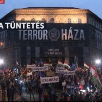 Vasárnap tüntetés a Terror Háza előtt – Élőben közvetíti a Hír TV