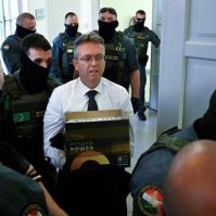 Videón, ahogy Hankó Balázst 11 NAV-kommandós kíséri a Kecskeméti Járásbíróságon