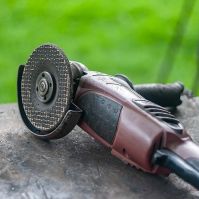 Jó, ha kéznél van egy akkus sarokcsiszoló