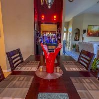 Így dekoráljuk az étkező falát vászonképpel