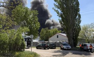 Lángol egy hulladékfeldolgozó telep a Helvéciai út mellett