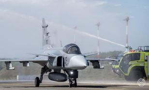 Megérkezett a kecskeméti repülőbázisra a két új Gripen harcászati repülőgép