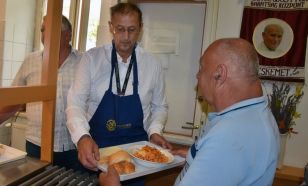 Leviczky Cirill osztott ebédet a Wojtyla Barátság Központban