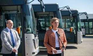 Újabb lépés a megújulás útján: hat modern csuklósbusz állt forgalomba Kecskeméten