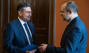 Molnár János átvette képviselői megbízólevelét Kecskeméten