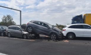 Egy pillanat, és máris dominó lett az autópályán – Durva baleset az M5-ösön