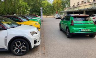 Hét új elektromos autó állt szolgálatba a kecskeméti tankerületnél