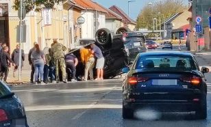 Karambolozott, majd felborult egy autó Kecskeméten