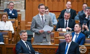 Folytatódott a parlamenti bohózat: Magyar Péter Gulyás Gergely elé ült le szerdán (VIDEÓ)